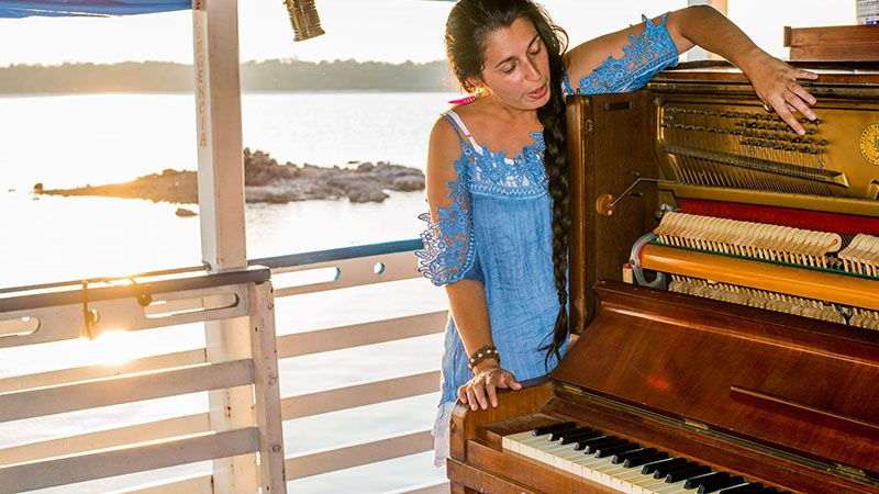 Carla viaja com piano por rios da Amazônia
