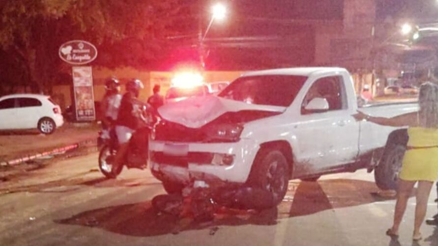 Colisão aconteceu entre uma caminhonete e uma motocicleta