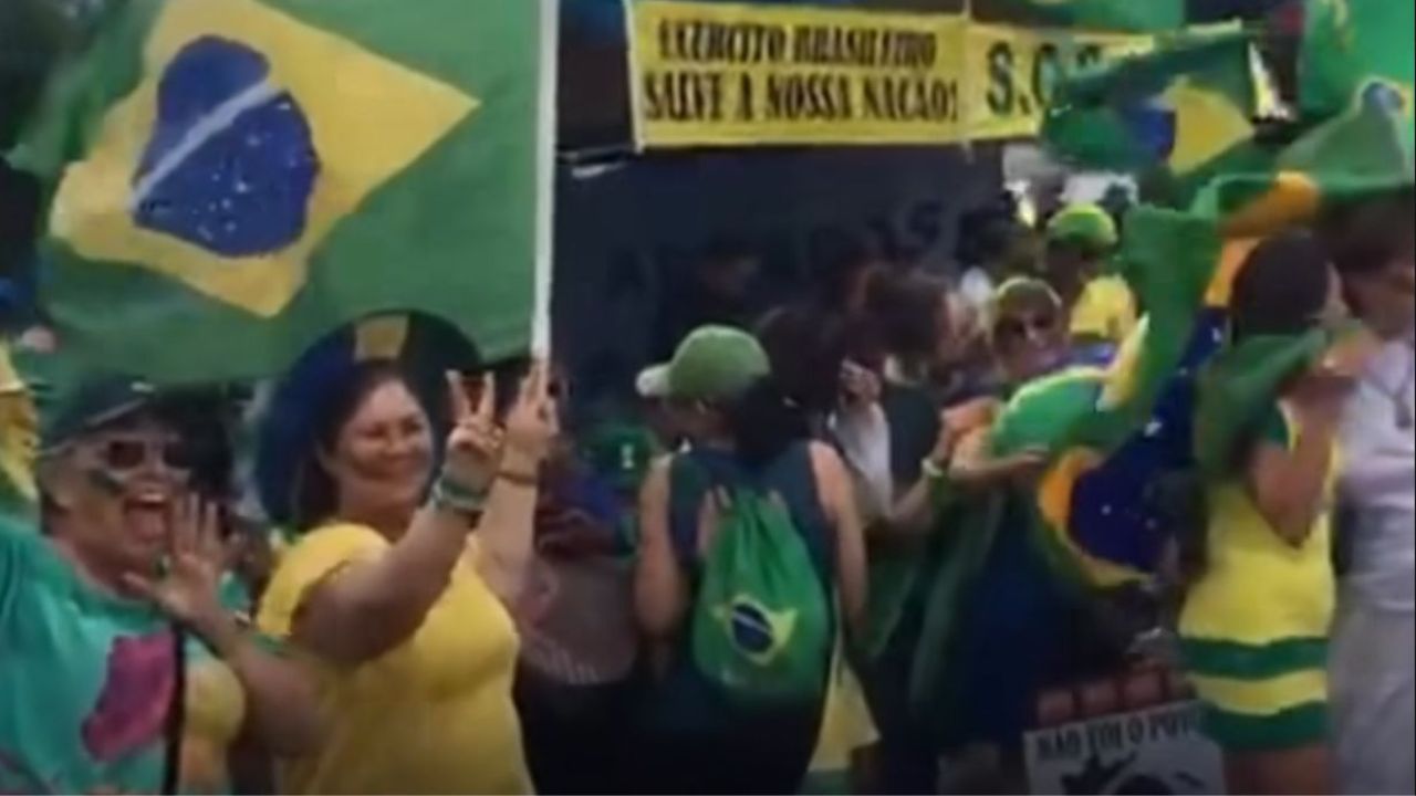 Grupos bolsonaristas comemoram a eliminação do Brasil na Copa com